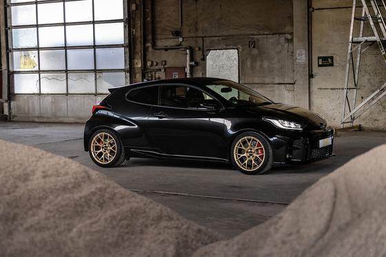 Toyota GR Yaris vFL ST Gewindefahrwerk ST XTA plus 3 Stahl verzinkt (härteverstellbar mit Stützlager)